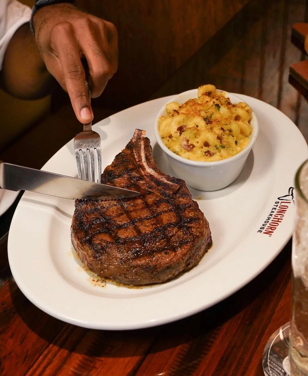 🍽️ Ready for a dinner that stomps out the Monday blues?

Head to @longhornsteaks at Warwick Mall for hearty steaks, fresh sides, and flavors that satisfy every craving. 🥩🍷 

The perfect spot to unwind and enjoy a great meal, because good food make