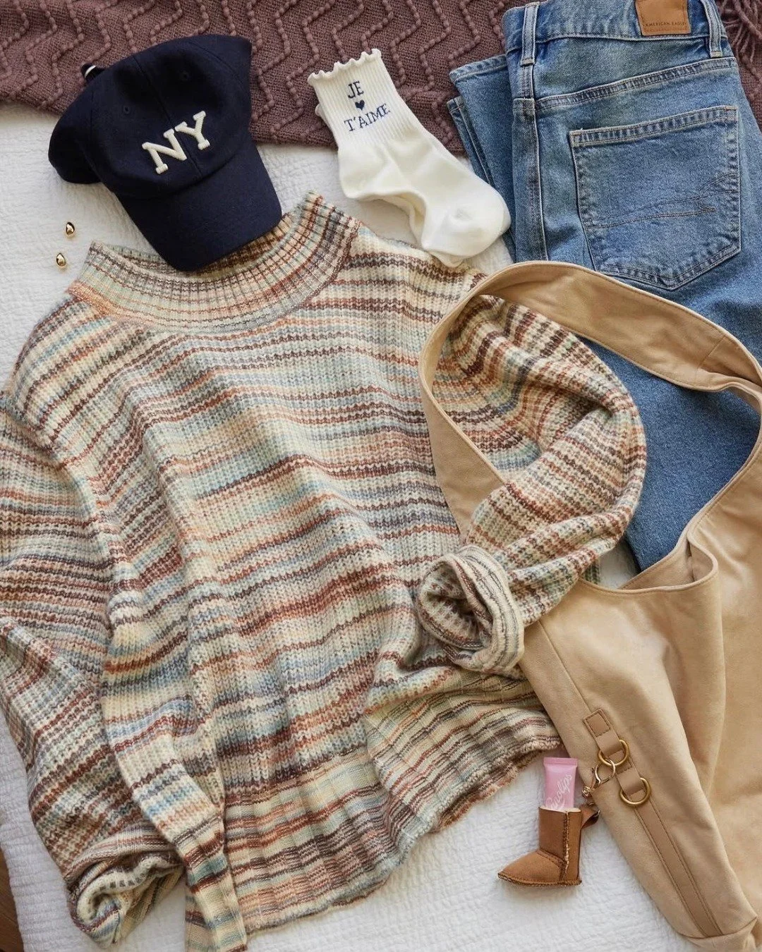 Ready to refresh your wardrobe? Stop by @americaneagle at Warwick Mall to say goodbye to winter layers and hello to fresh spring vibes! 🌼 🌸 

A light cozy sweater, light wash jeans, and a cute canvas tote matched with a baseball cap are the perfect