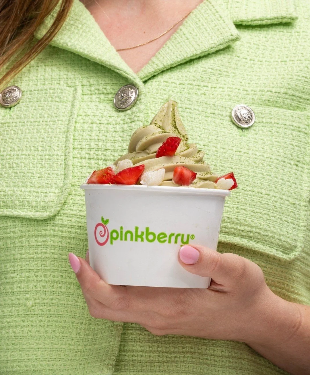 🌸 Say hello to spring with the limited-time Strawberry Matcha frozen yogurt at @pinkberryswirl 🍓🍵 

It's creamy, refreshing, and perfect topped with mochi, fresh strawberries, and strawberry sauce. 😋  This flavor is a total game changer, try it t