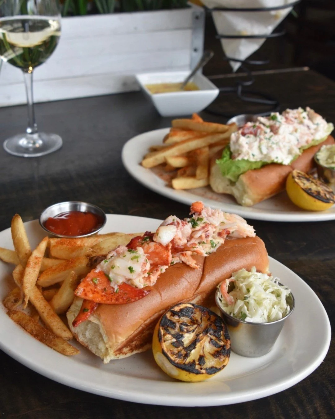 @nyajoes just dropped their limited-time summer menu, and it&rsquo;s a must-try. Lobster rolls? Check. Other delicious surprises? Double-check. 🦞😋 

🎓 Looking for a graduation gift or Father&rsquo;s Day treat?
For a limited time, if you buy $50 in