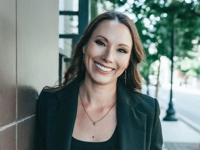 Portrait of Shelly Spratt, a meditation and mindfulness teacher at Crave Yoga in Mountain View