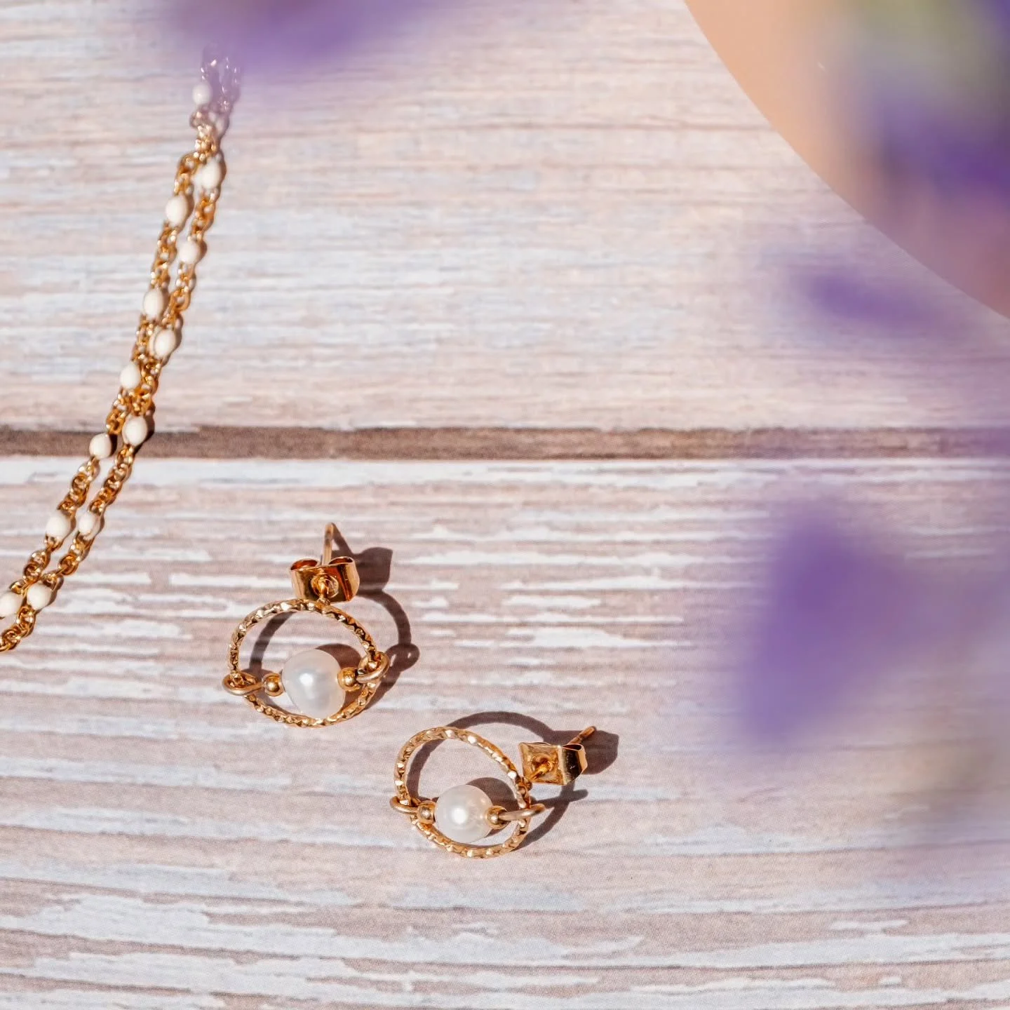 PERA 🌼
Discrétion & élégance pour ces boucles d'oreilles agrémentées d'une perle d'eau douce 🌏
Disponible en 4 exemplaires, et sur demande avec une autre pierre 🩷