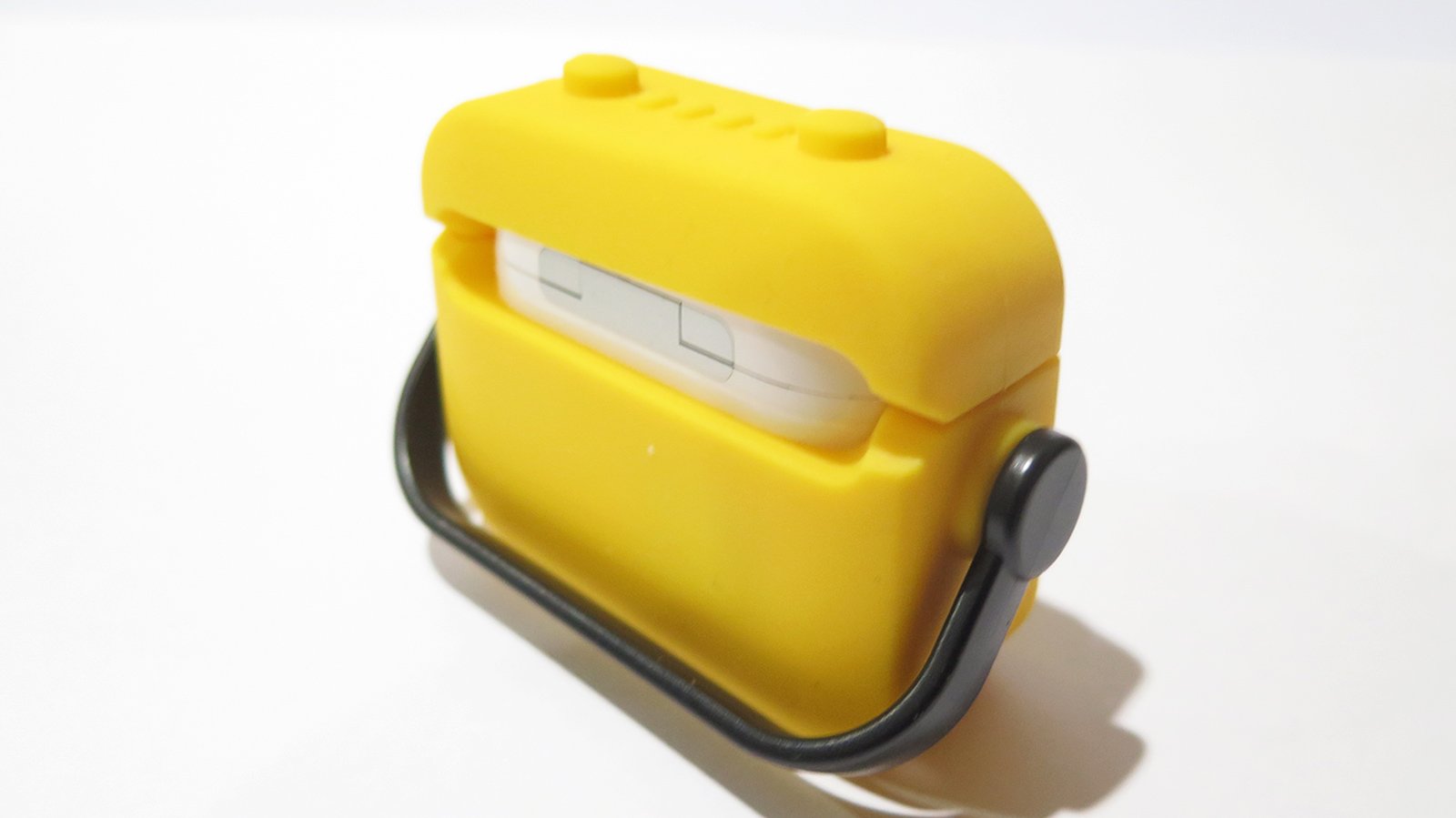 absolute-magic.com - Novelty Retro Styled "AM/FM Radio" AirPod Cases (to Fit the Brand New AirPod 4, 4th Generation) with Hand Strap *Available in 3 Colours (Pink, Red or Yellow)