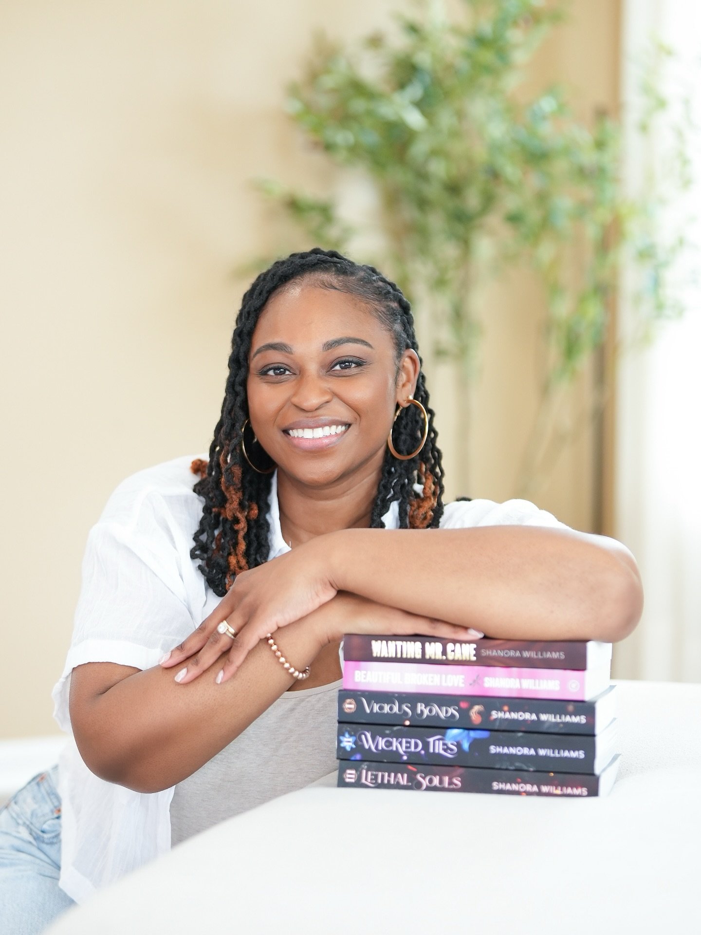 Ya girl got new author pics and I love them so much! 🩷

Working with @julescapturedit is always a vibe. We did this shoot in my living room and had so much fun. They turned out so good despite me acting like a goofball 75% of the time 😆

I&rsquo;m 