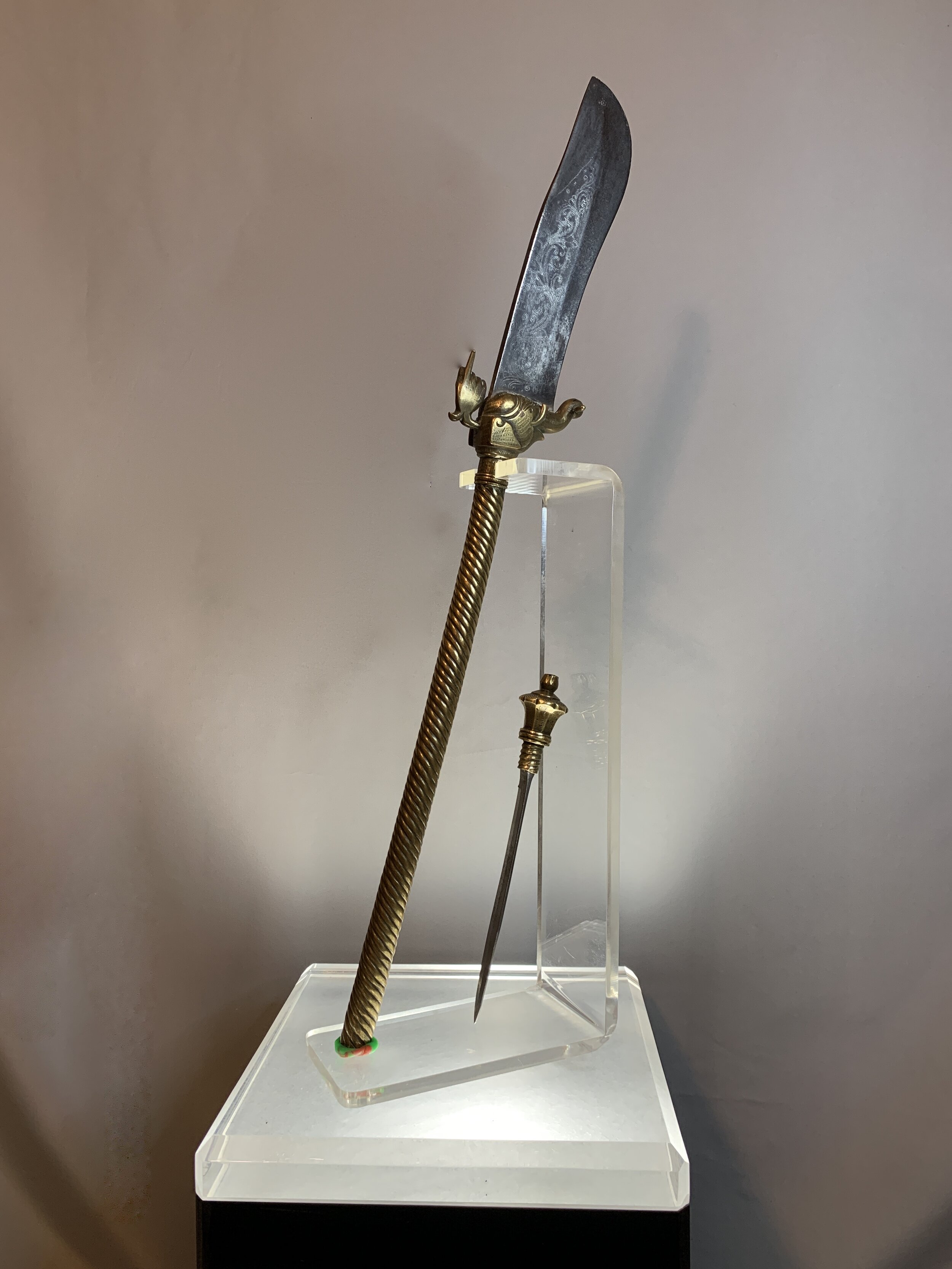 Bhuj, dagger or axe-knife with a hidden Gupti in the handle. Early 18th  Century, made of Damascus steel and blade are damascened in floral design  in gold. Salar Jung Museum, Hyderabad, India. [