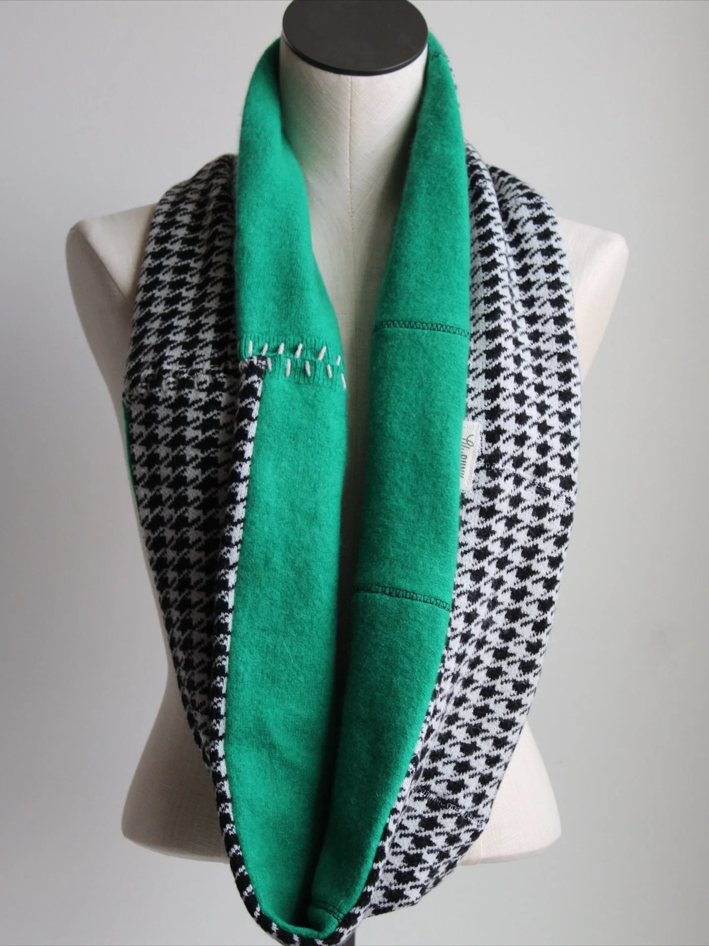 Green &amp; Gold 💚💛
A little peek at what&rsquo;s on the shelf at LilyBuNK today! Cozy, one-of-a-kind pieces handmade from up-cycled sweaters &mdash; crafted with love, intention, and a whole lot of texture.

If something catches your eye, snag it 