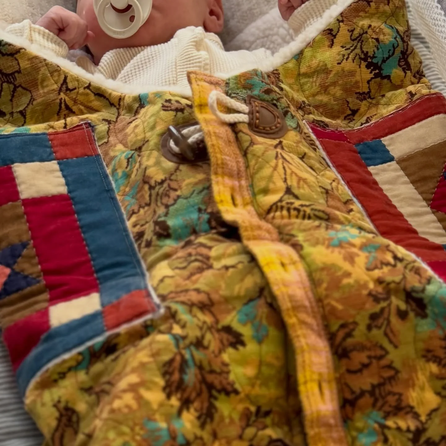 ✨THE LB BABY POCKET✨ A cozy, super-soft lined pocket designed to nestle right into your bassinet or stroller for that extra layer of styled comfort. Whether you&rsquo;re heading out for a crisp stroll or getting cozy indoors, the LB Baby Pocket adds 