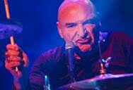 The Hurriganes 50th Anniversary!
Suomalaisen rock’n rollin energinen kummisetä, 73-vuotias Remu Aaltonen keikkailee edelleen. Remu Plays Hurriganes -nimisessä iskuryhmässä soittavat Remun lisäksi kitaristi Juho Pitkänen, basisti Hannu Sormunen ja ru