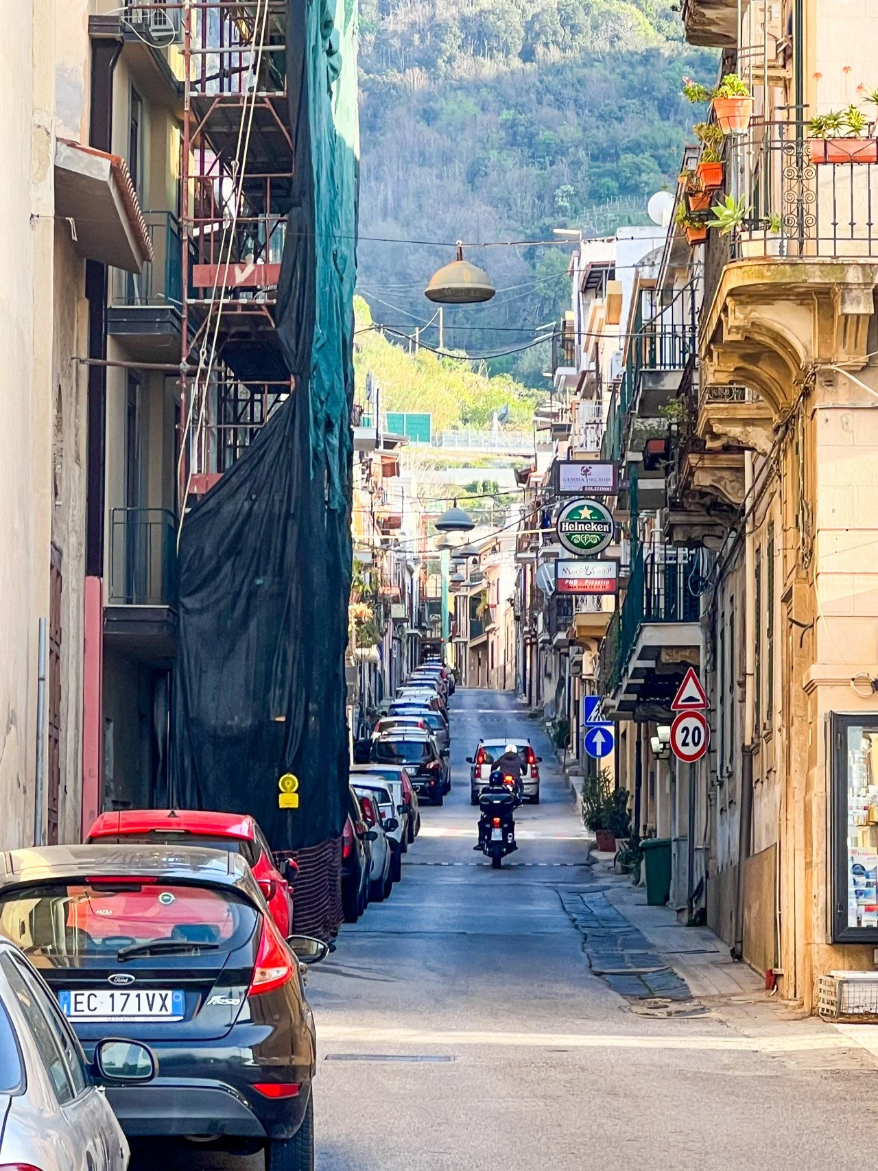 Busy road in Calabria.jpg