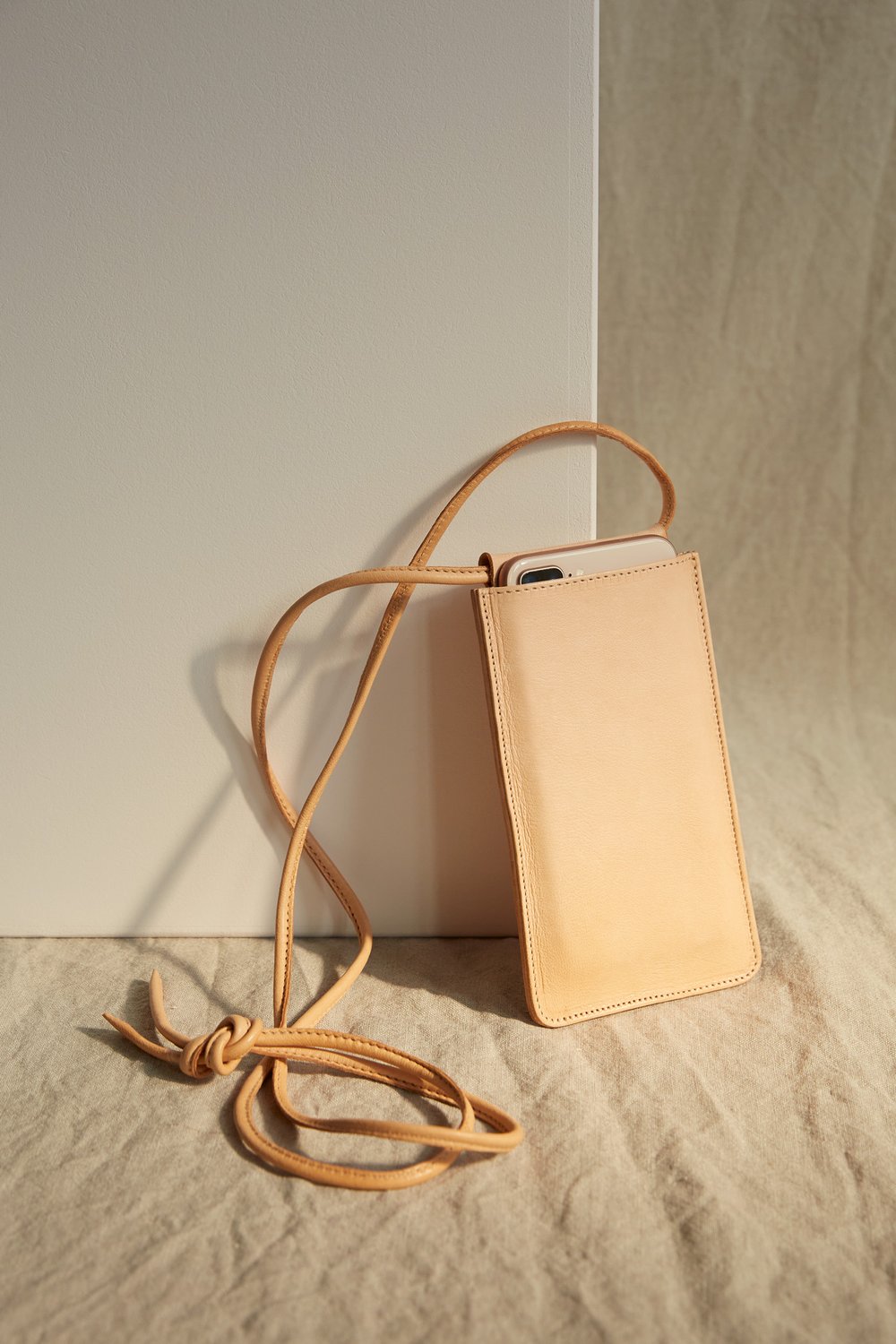 Handyhülle fürs iPhone - Handytasche zum Umhängen online kaufen | Phone  case leather — MARAI