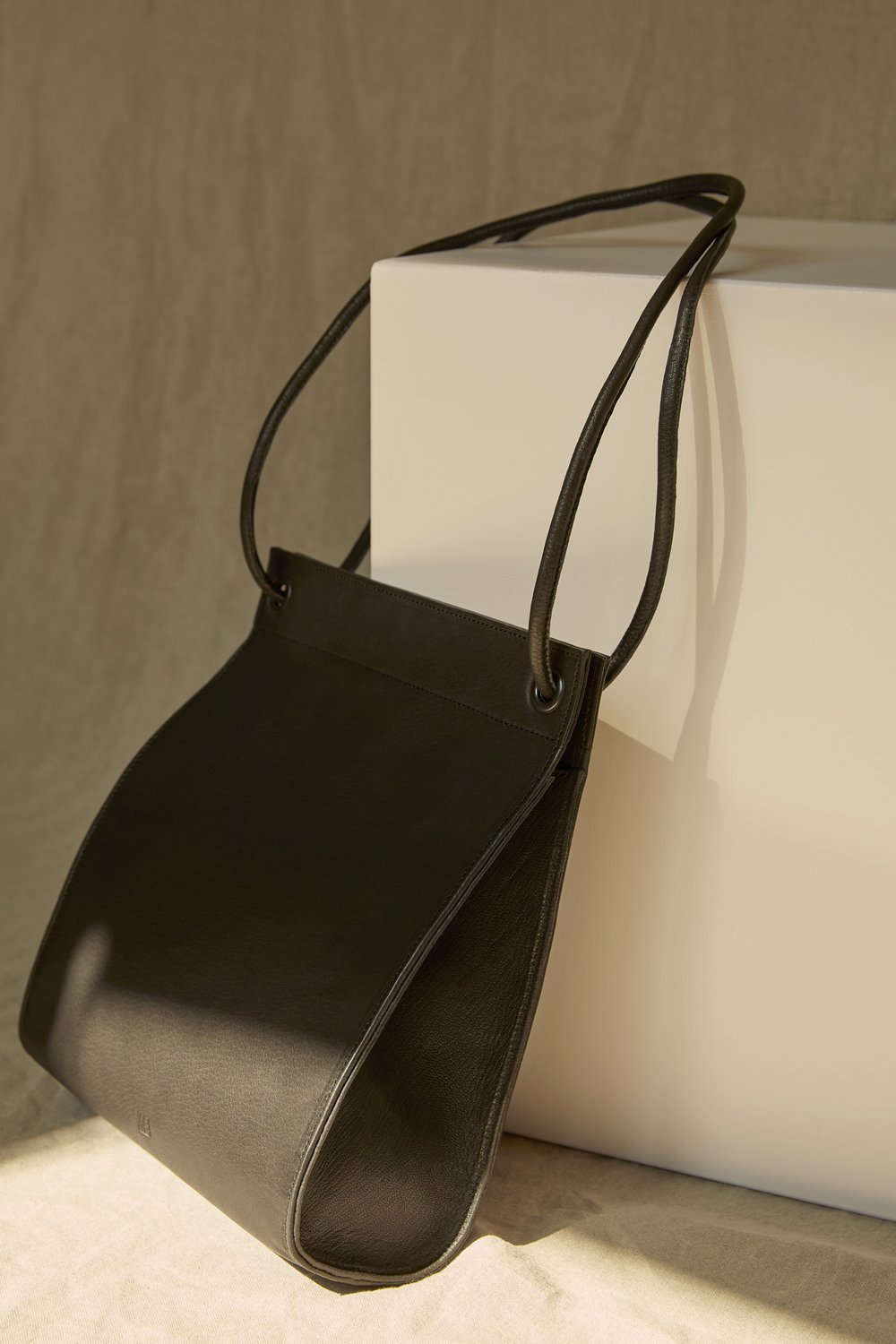 Handtasche aus Leder zum Umhängen, zeitloses Design | Leather handbag,  Swiss made — MARAI