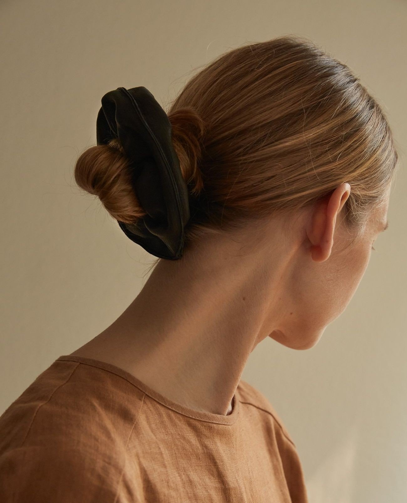 Whoever said we must &quot;let our hair down&quot; to have a good time must have been mistaken. I'd like to think that it's when I tie my hair up, that I am ready to take on the world...⁠
⁠
The MARAI Scrunchie comes in natural and black vegetable tan