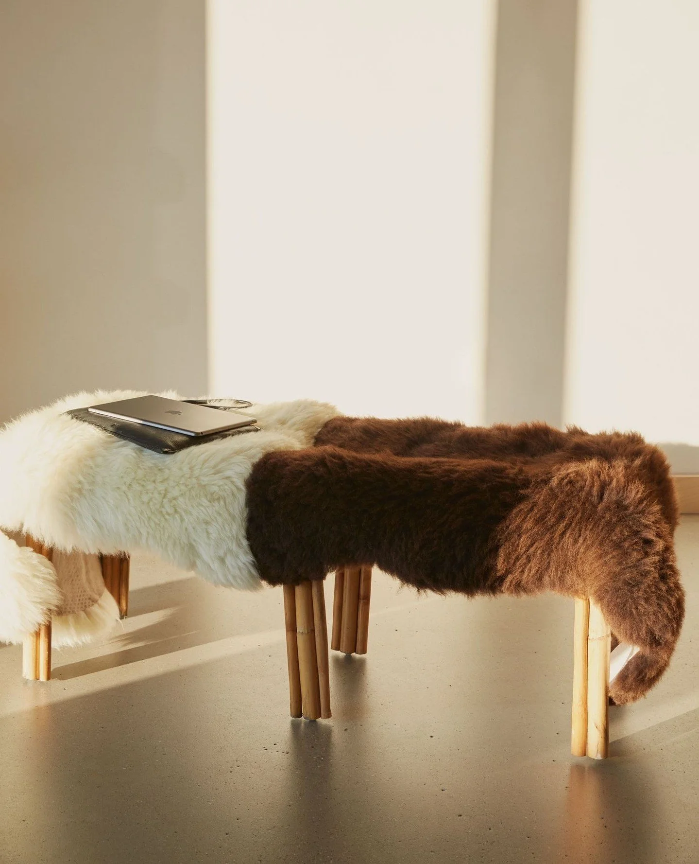 Some materials touch us without words. Swiss sheepskins and lambskins are such companions, offering warmth, comfort, and a piece of nature in everyday life. Our rugs and double skins turn any room into a soft retreat: muffling footsteps, inviting bar