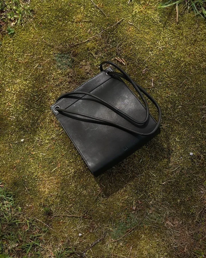 Our pieces are made to move slowly with you, to gather traces of life without rush and noise. 🌿 in the calm way our handbag ages and endures, it whispers the same truth: move like moss: soft, steady, enough. 
Discover our pieces, made to move slowl