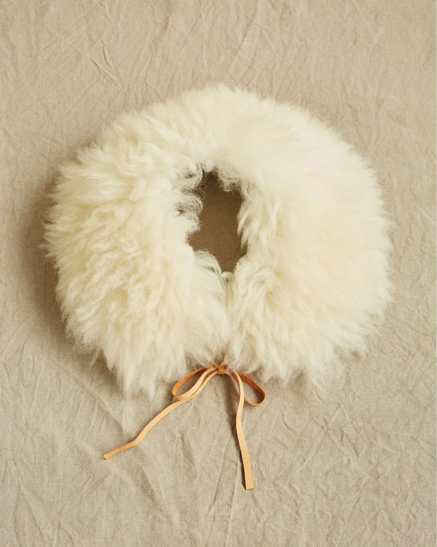 New favorites, rediscovered &ndash; part 01. This winter, I hardly leave the house without my sheepskin collar. White ones when I need that extra cozy hug, brown ones when I want to keep it subtle (as subtle as a sheepskin collar can be, hehe). We&rs