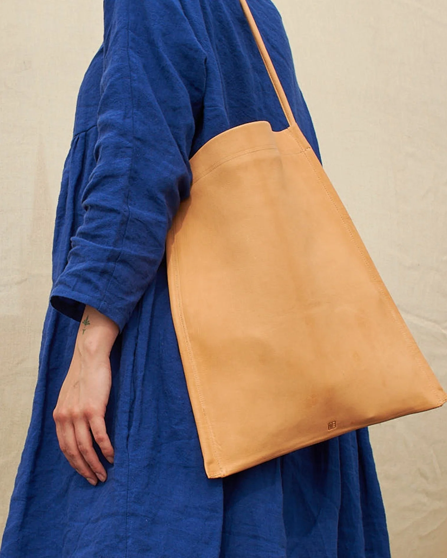 A quick reminder: Our tote bag is still available at a reduced price...with only a few pieces left. Black is completely sold out. A small number remains in natural.

Even without blue, it holds the essence of indigo: calm, structured, timeless. Strai