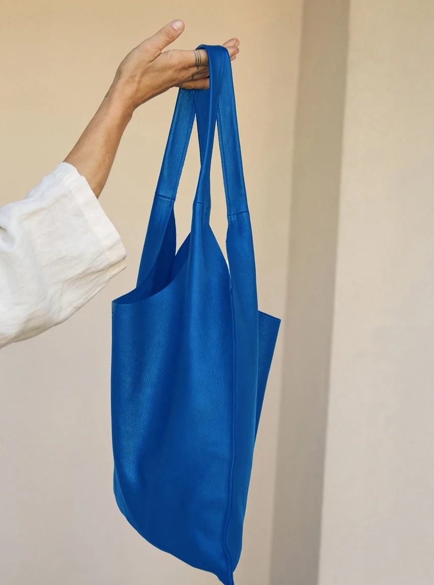 NEW IN (well… almost, hehe)

Our Re:Piece Tote Bag in Indigo sold out faster than we imagined. We’re deeply grateful that you love not only the color, but the philosophy woven into it.

So we created something special: we’re curr