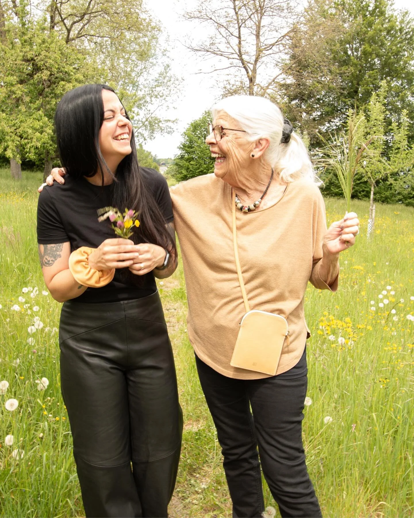 An afternoon on a meadow with Heidi and Lari, where motherhood felt like light ✨

An afternoon with Heidi and Lari felt a little like the photographs themselves; soft light, open fields, laughter carried by the wind and the quiet kind of love that do