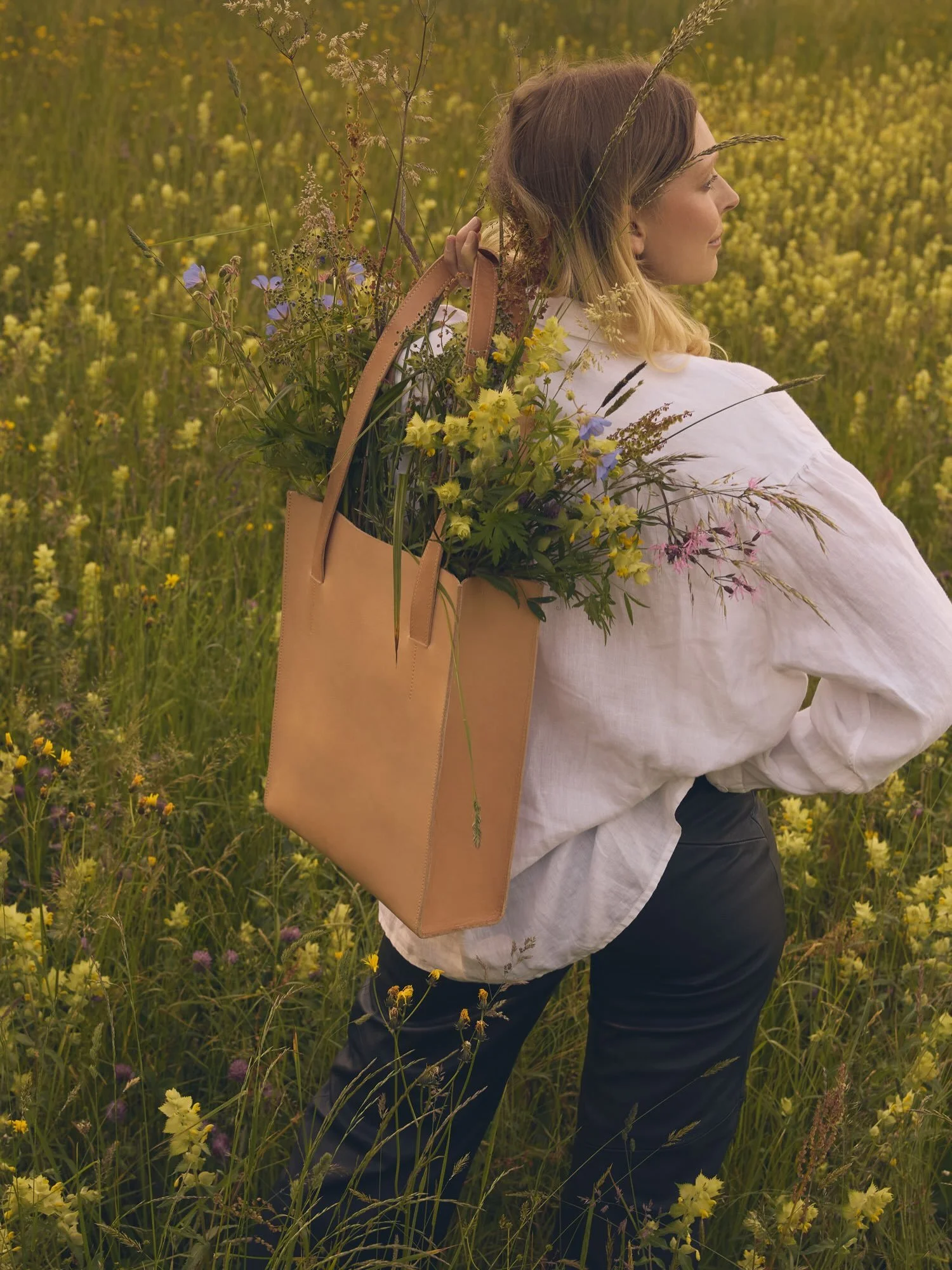 Holding onto the last rays of summer sun. ☀️🤍

As we celebrate MARAI’s fifth anniversary, we’re looking back on the beautiful summer days when we launched our Simplicity collection. A shopper, a backpack, and a sling bag—timeless and stripped down to the essentials.