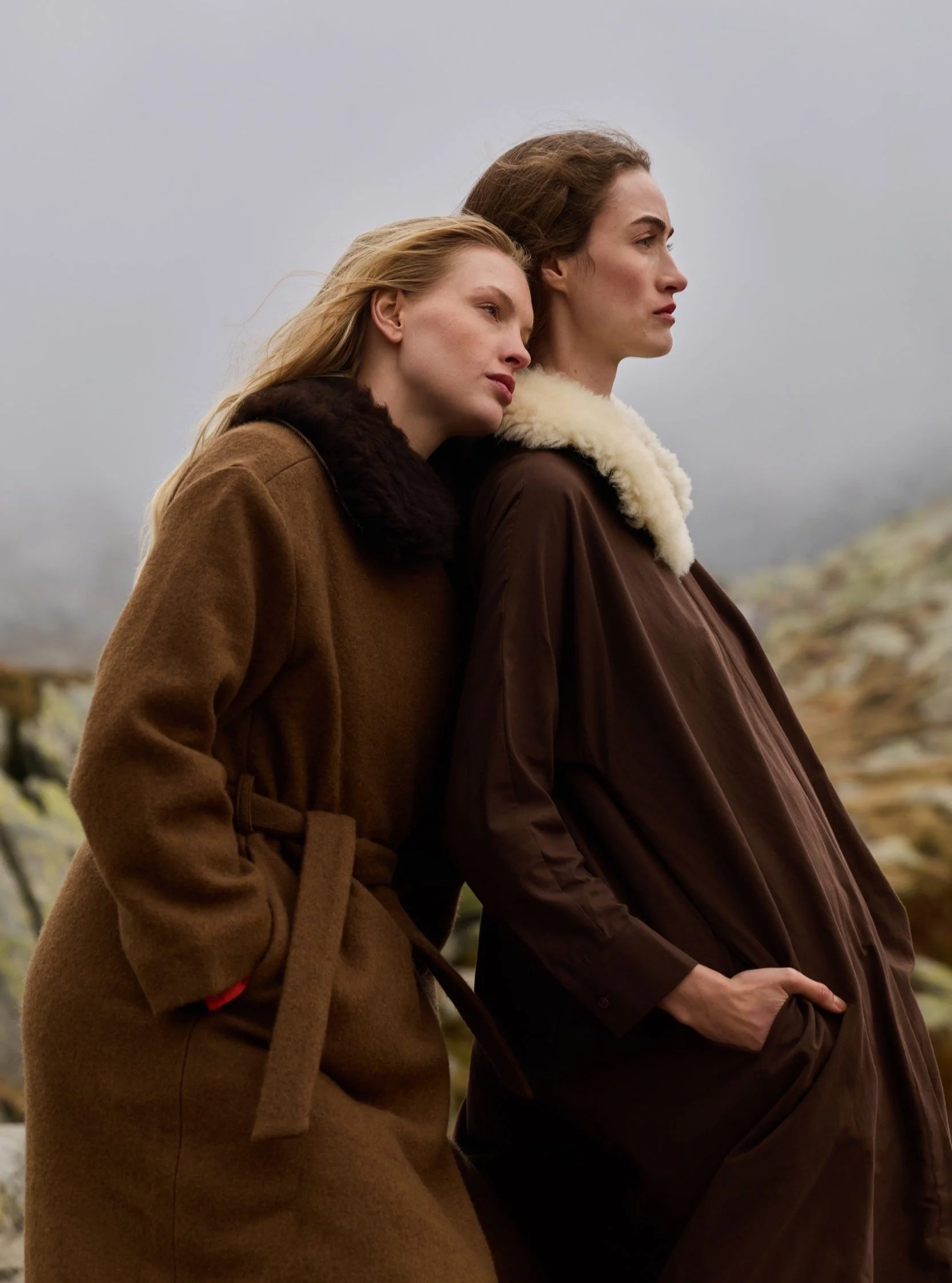 Autumn is in full swing. 🍂

Misty mountains, crisp air, and your favorite leather bag by your side. A cozy sheepskin collar to keep you warm. Timeless pieces made for slow autumn days and all the adventures yet to come.

Beautifully captured by @claudi