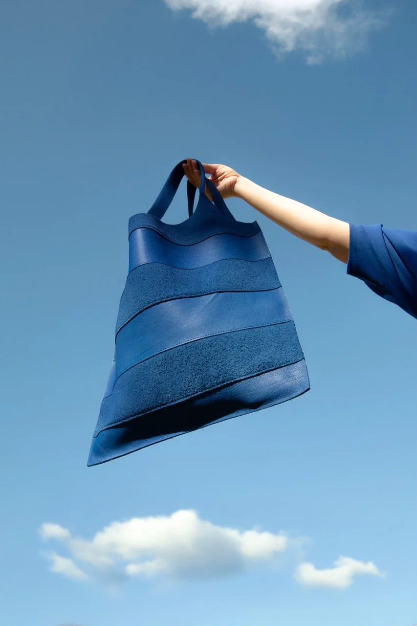 Indigo Re:Piece Tote Bag – blaue Ledertasche aus Velours- und Glattleder, Schweiz