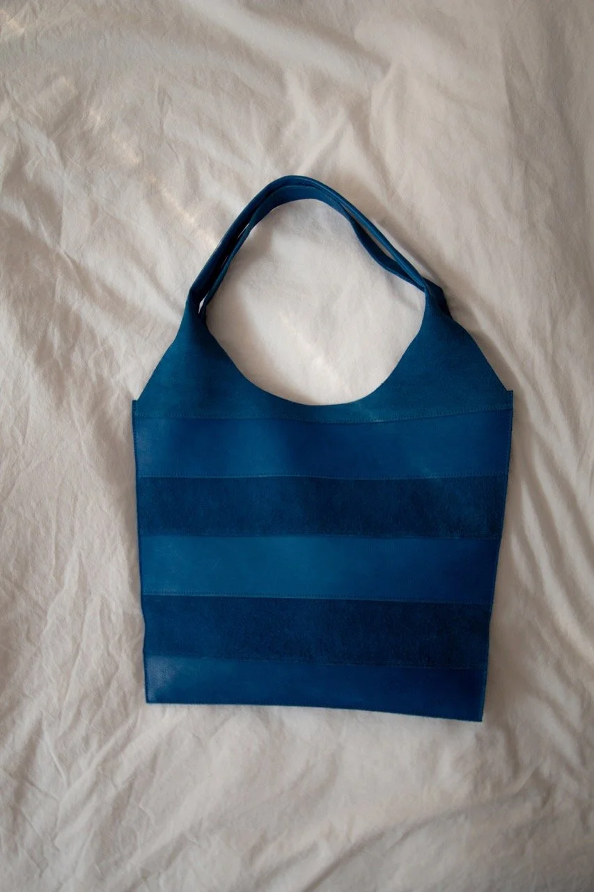 Indigo Re:Piece Tote Bag – blaue Ledertasche aus Velours- und Glattleder, Schweiz