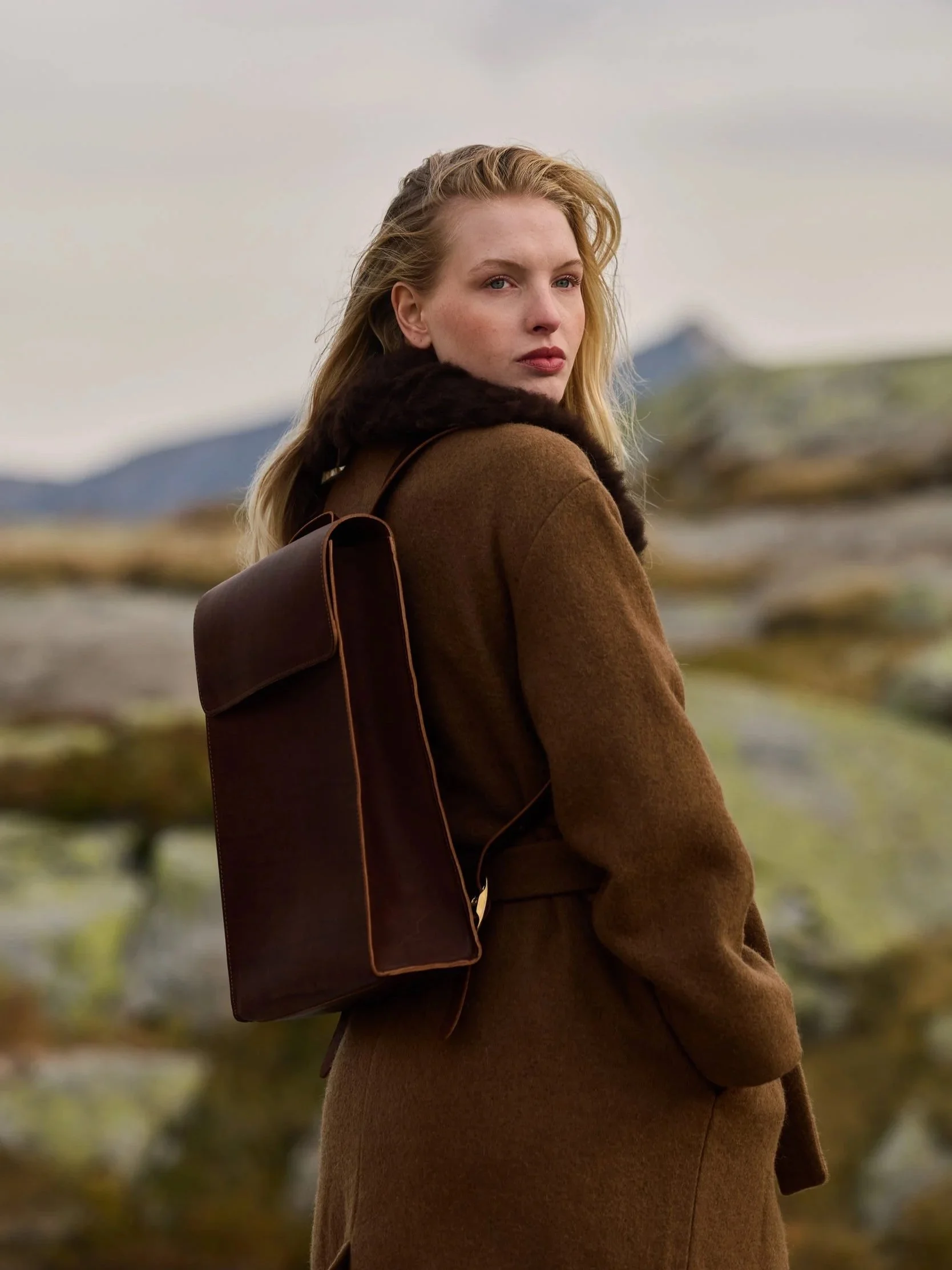 Simplicity backpack made of vegetable-tanned cowhide in dark brown, sewn in Switzerland, worn in the Swiss Alps