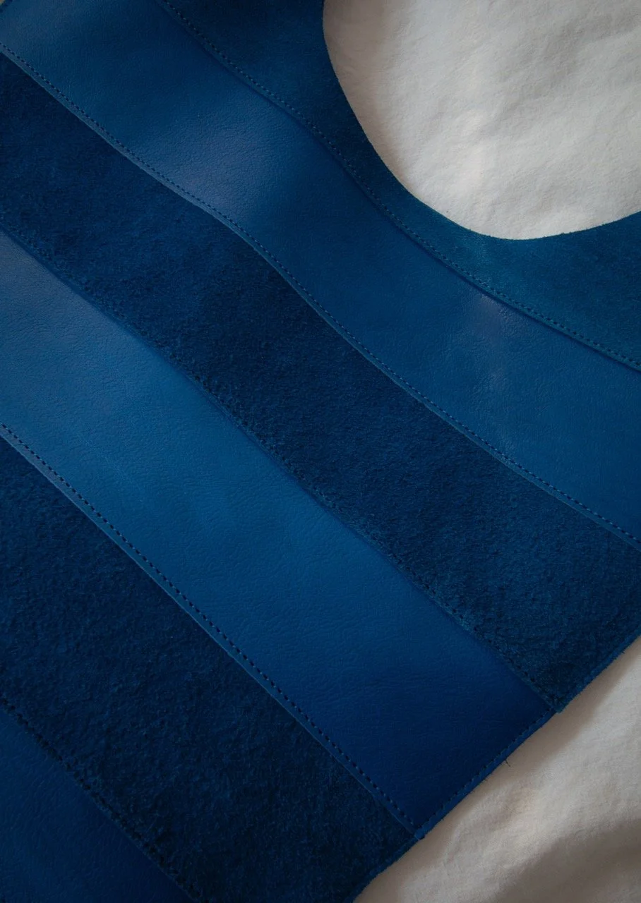 Indigo Re:Piece Tote Bag – blaue Ledertasche aus Velours- und Glattleder, Schweiz