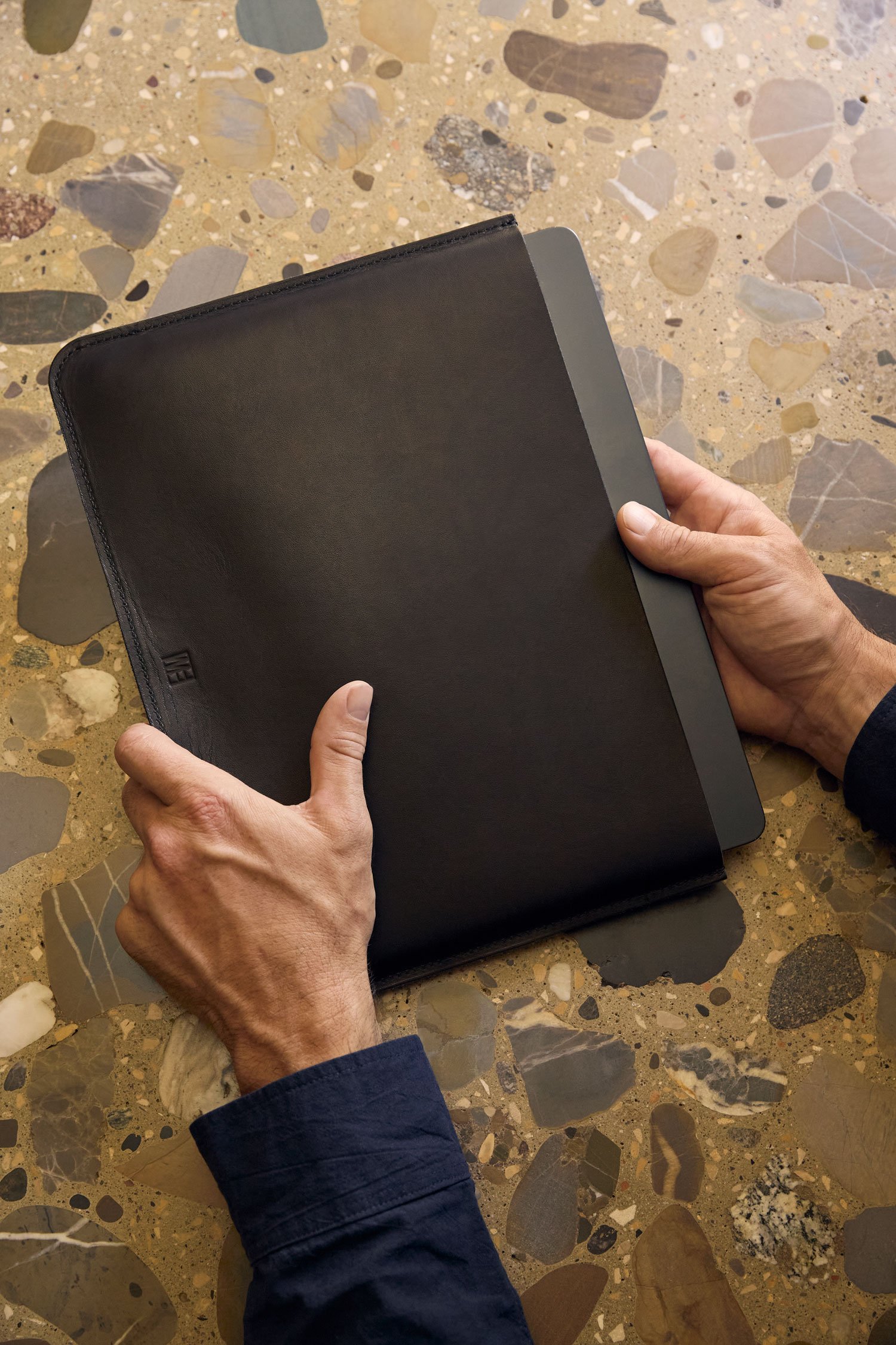 Laptophülle aus schwarzem Leder | Ledertasche für Notebook