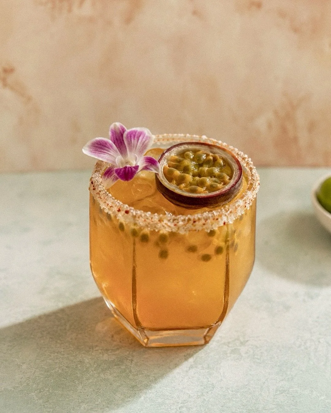 𝙎𝙥𝙞𝙘𝙮 𝙋𝙖𝙨𝙨𝙞𝙤𝙣𝙛𝙧𝙪𝙞𝙩 𝙈𝙖𝙧𝙜𝙖𝙧𝙞𝙩𝙖 🌸 Tequila blanco, Cointreau, passionfruit pur&eacute;e, red chilli, fresh lime juice, soda

The perfect swicy summer cocktail, tropical, tangy and just enough heat!☀️

Passionfruit and Cointreau