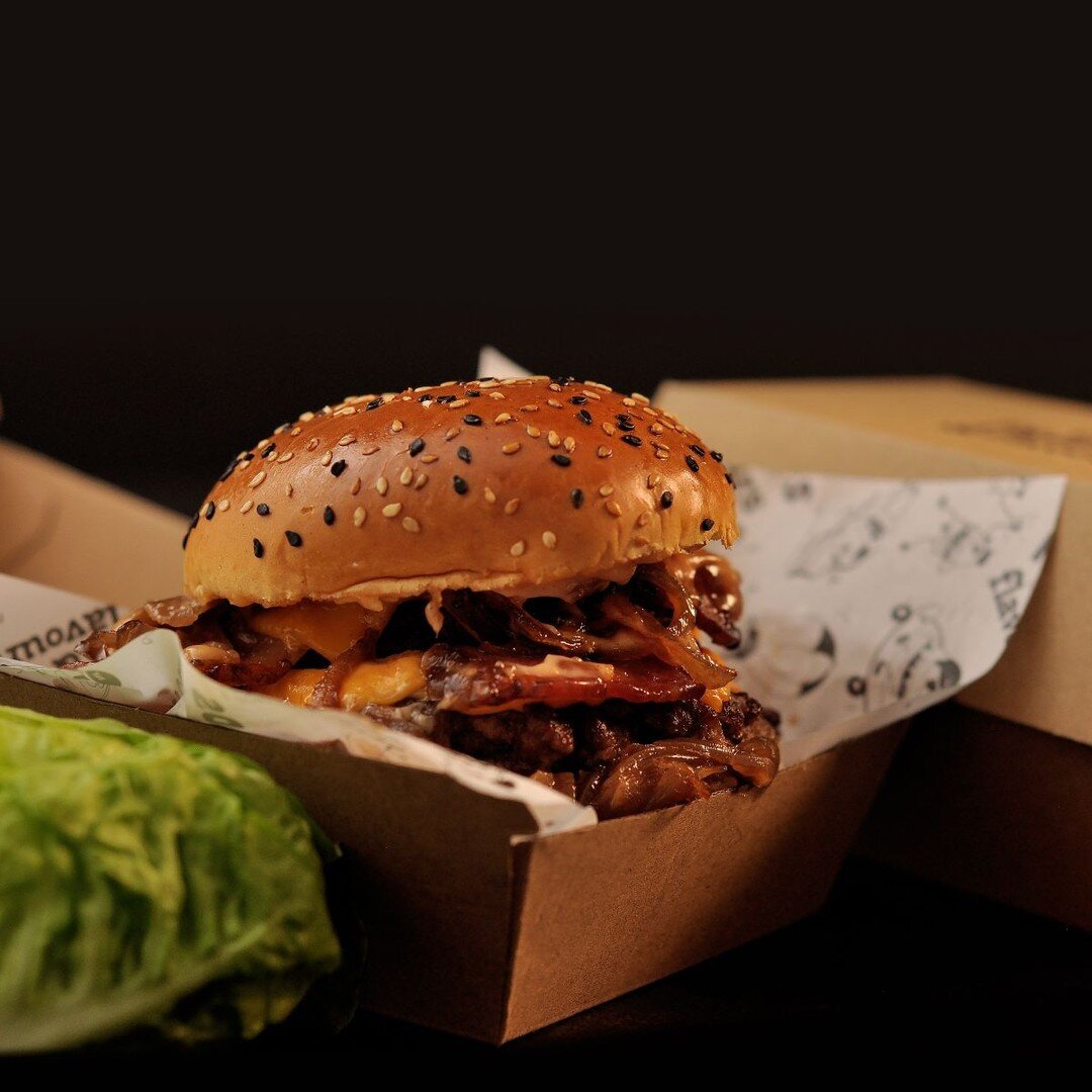 The perfect beef and a bun 🍔 😋 

#burgeratfriends #friendsandflavours #burgers #gourmetburgers #gourmetburger #burgeruk #yum #privatehire #catering #partycatering #burgersandfries #burgersarelife #smashburger #theburgershow #hamburger #cheeseburger