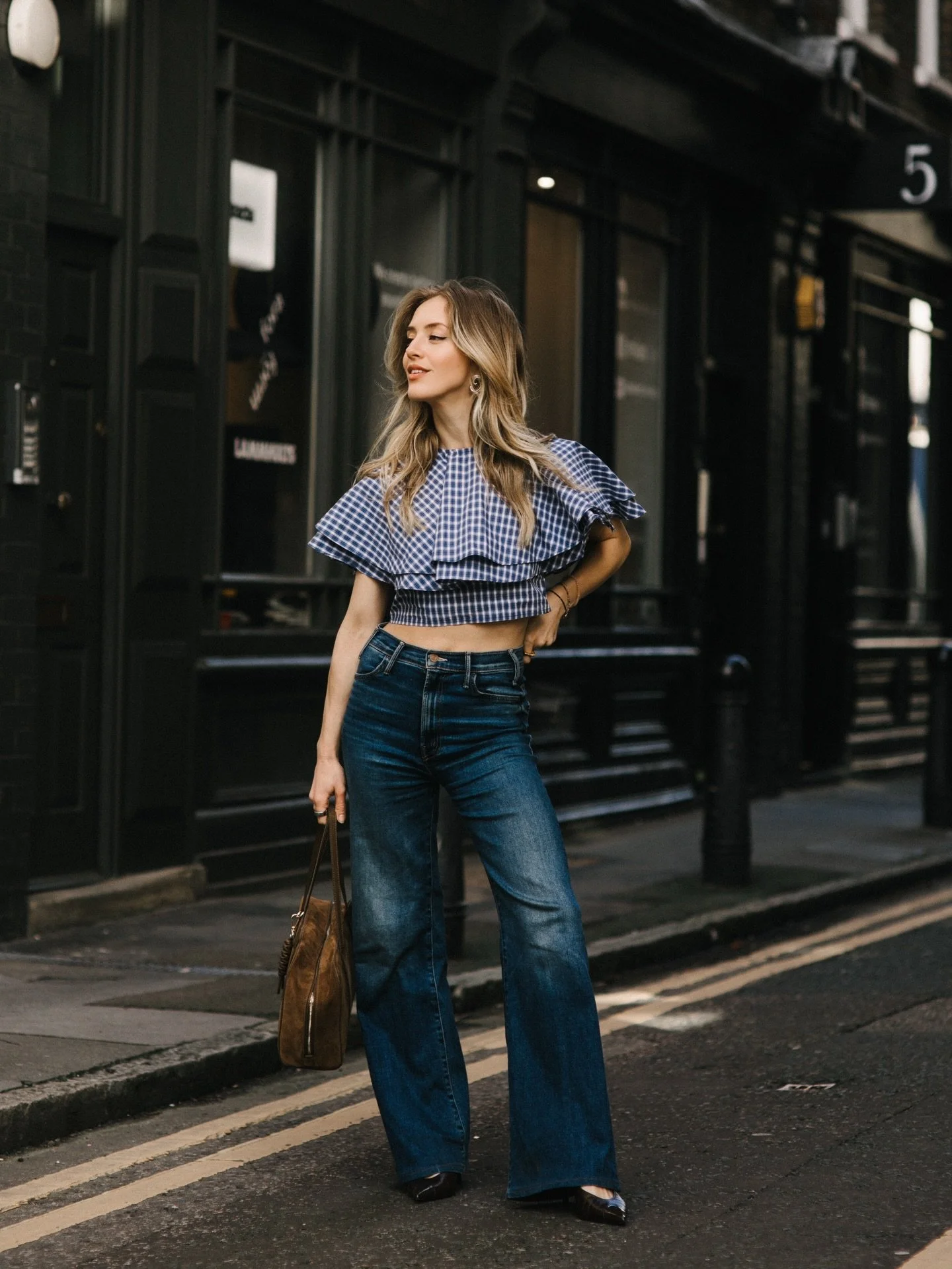 Do I remember the last time my arms were out? No, no I do not 😅 We had a brief visit of a whopping 19 celcius last week, and with that, I had to go fly my cape top and my overdue-a-trip-to-the-hairdresser locks in the wind. And for my favourite jean