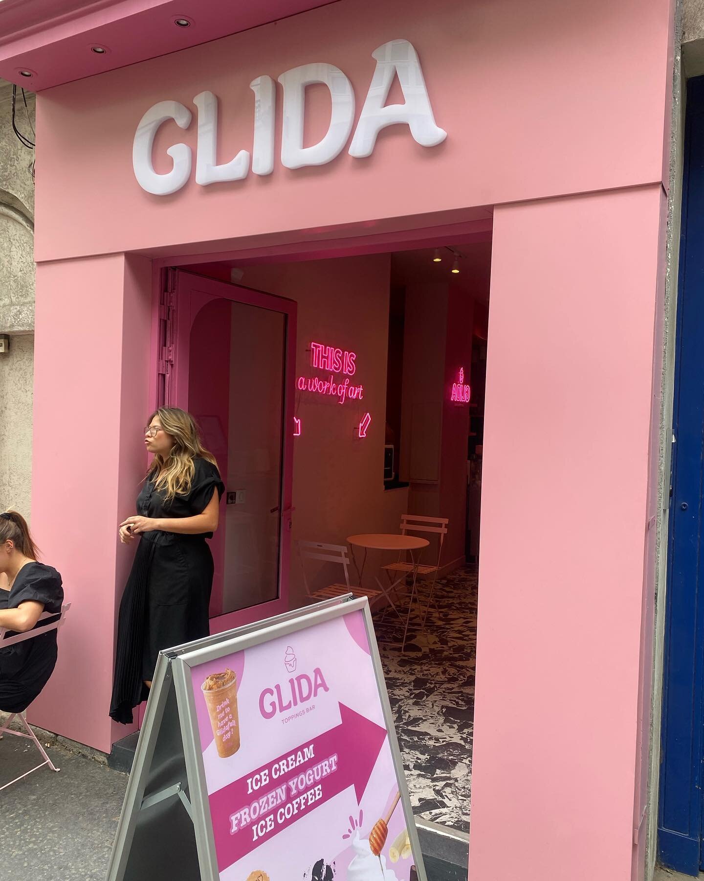 @gbail_immobilier installe un glacier, en plein c&oelig;ur du Marais, l'enseigne @glida_toppingsbar au 25 rue de Turenne Paris 4e. 
A proximit&eacute; de la place des Vosges et de la rue des Francs Bourgeois. 
#transaction#r&eacute;alis&eacute;e