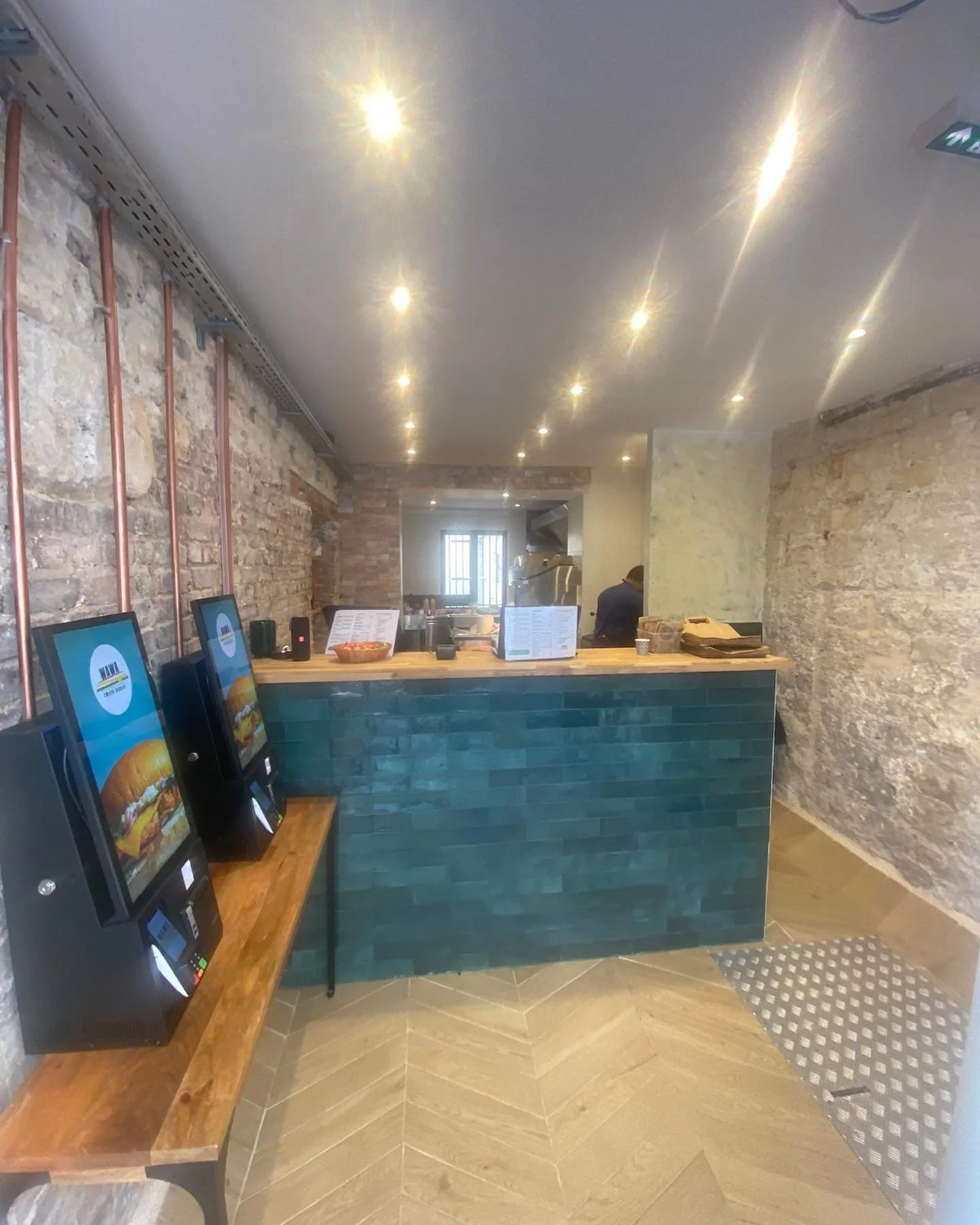 Murs libres vendus au 3 rue Houdon &agrave; Paris 18e au profit d&rsquo;un investisseur priv&eacute; et installation concomitamment d&rsquo;une enseigne de restauration  sp&eacute;cialis&eacute;e dans le burger  @wawasmashburger.  Rentabilit&eacute; 