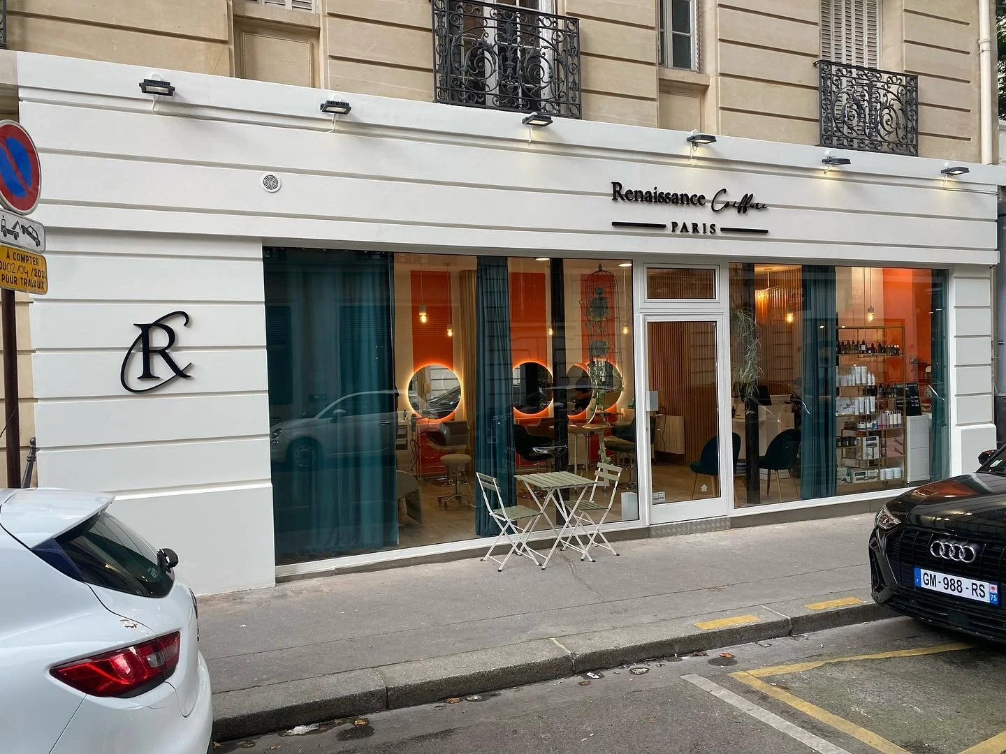 @gbail_immobilier r&eacute;alise la valorisation d&rsquo;un actif situ&eacute; au 1 rue Villebois Mareuil / 42 avenue Ternes Paris 17eme en installant un salon de coiffure &laquo;&nbsp;Renaissance Coiffure&nbsp;&raquo;. 

Enseignes voisines : Eric Bo