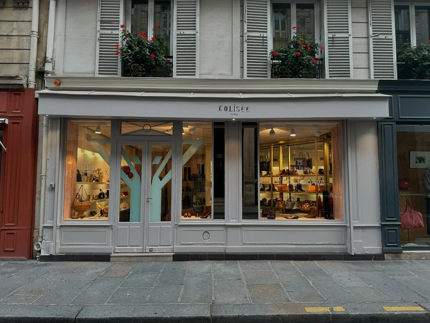 Dans le cadre de sa relocalisation &agrave; Saint-Germain-des-Pr&egrave;s, @gbail_immobilier installe l&rsquo;enseigne de chaussures @coliseeparis &agrave; Paris au 83 rue des Saints-P&egrave;res 75006.