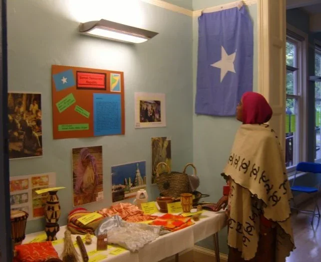 rsz_1staff-member-looking-cultural-exhibition-696x522.webp