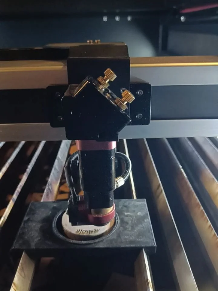 Swipe for at se processen &rarr;

🇩🇰 (English below)
Vores praktikant Jakob samlede en gren og forvandlede den til smukke kortholdere til &AElig;r&oslash; Efterskole 🍃🪵

Han designede et 3D-printet system til at holde tr&aelig;stykkerne fladt i l