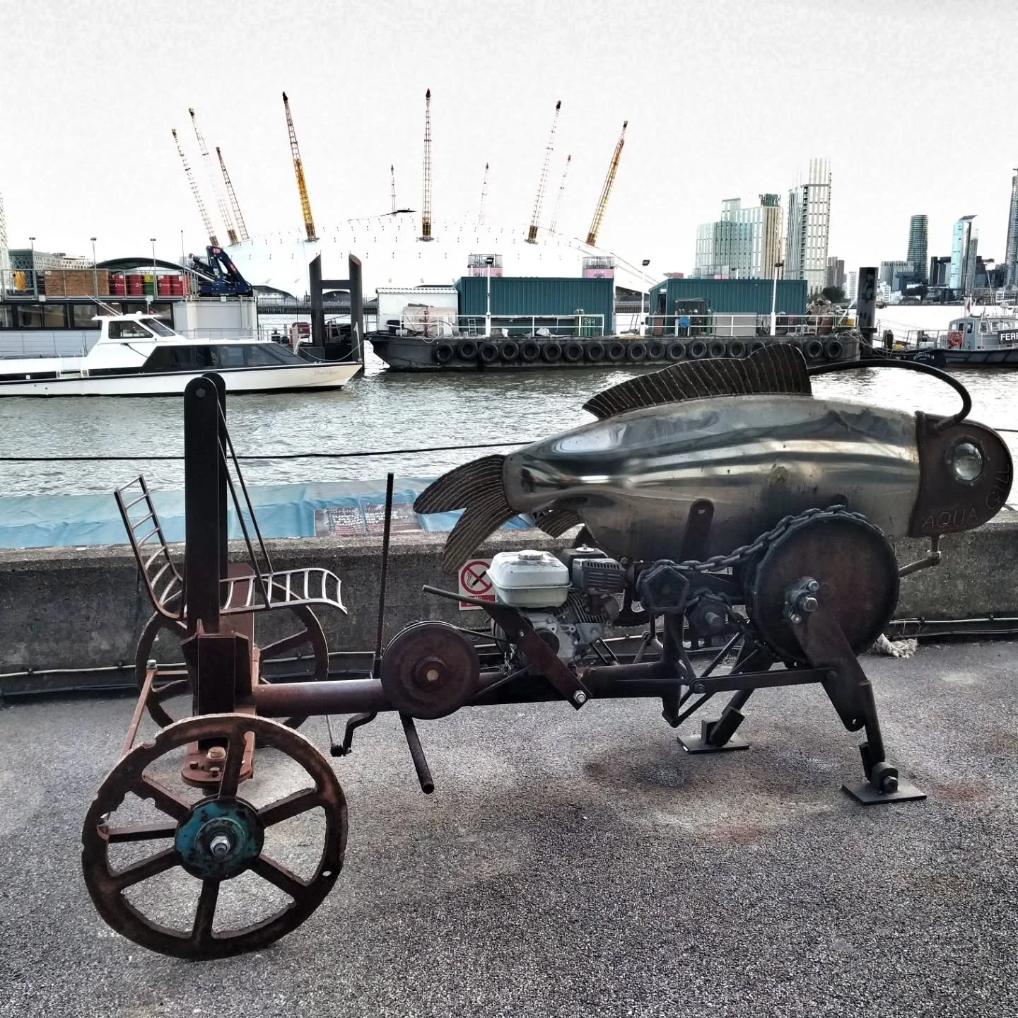 Vi er stadigv&aelig;k p&aring; ferie s&aring;... Tilbage til dengang vi var i London 🌍

Vi bes&oslash;gte det kreative community i Fitzrovia omkring Tommy Flowers Pub sammen med Fitzrovia Noir.

En dag fyldt med making og f&aelig;llesskab:
⚡ Tesla c