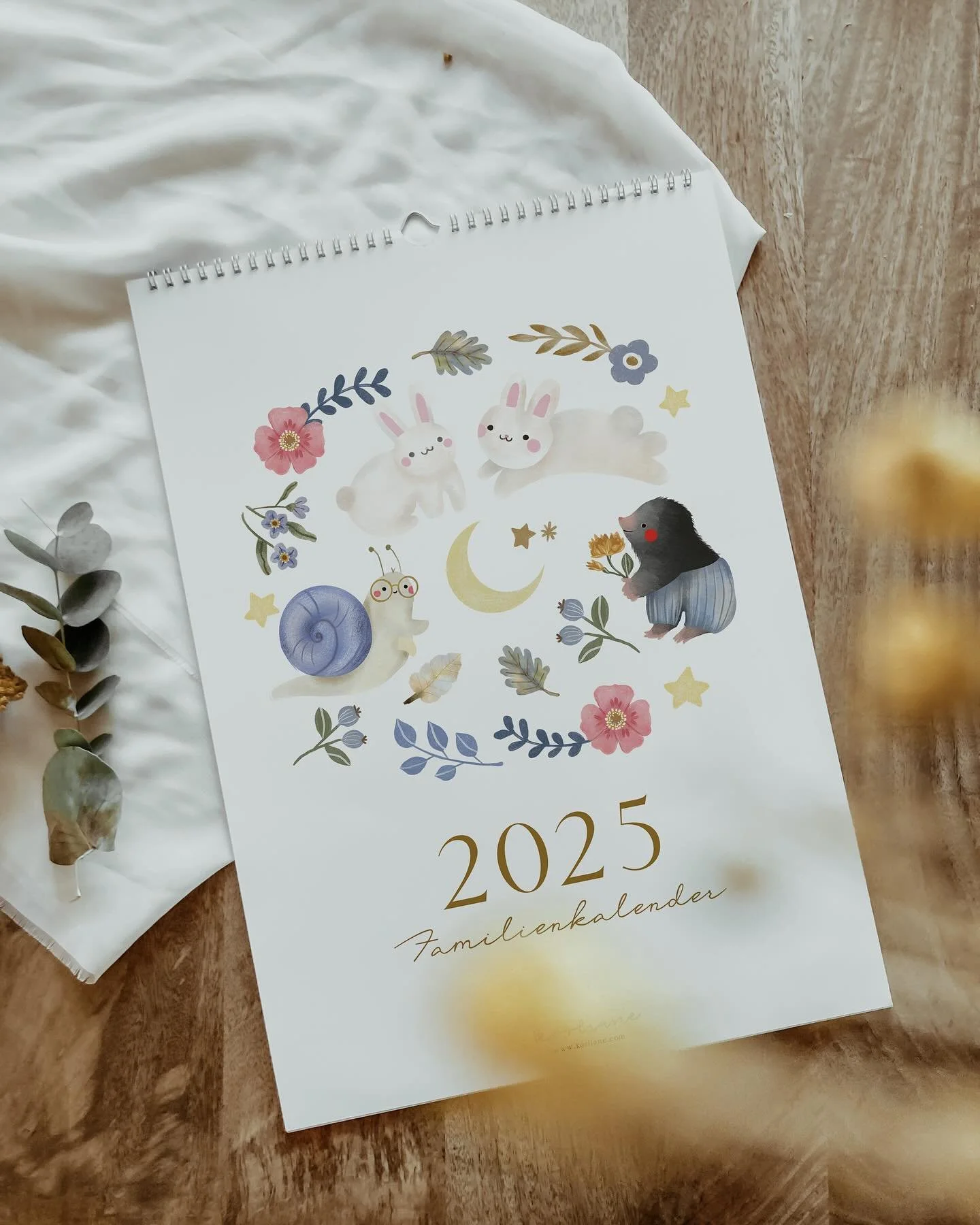 Manchmal kann ich es selbst nicht glauben. Was mal nur eine Idee in meinem Kopf war, h&auml;lt man auf einmal in den H&auml;nden &hellip; ✨

Die letzten Monate waren f&uuml;r mich eine Achterbahn der Gef&uuml;hle &ndash; so viel Arbeit, so viele Geda