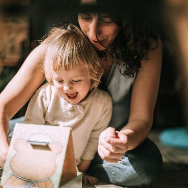 Un regard complice entre parents et enfants, une main qui se serre dans un moment de tristesse, un sourire &eacute;clatant de bonheur...

Ce sont ces &eacute;motions fugaces que j'aime capturer pour l'&eacute;ternit&eacute;. 

#emotionsauthentiques #