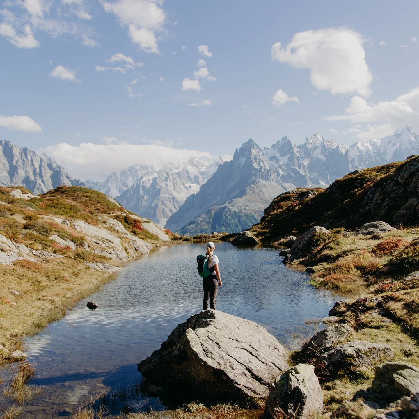 Apr&egrave;s l&rsquo;effort, la magie 🌿
La randonn&eacute;e au Lac Blanc de @chamonixmontblanc offre l&rsquo;un des plus beaux panoramas sur le Mont Blanc et les Alpes.
Sport, air pur et paysages grandioses : tout ce qu&rsquo;on aime en montagne 🏔️