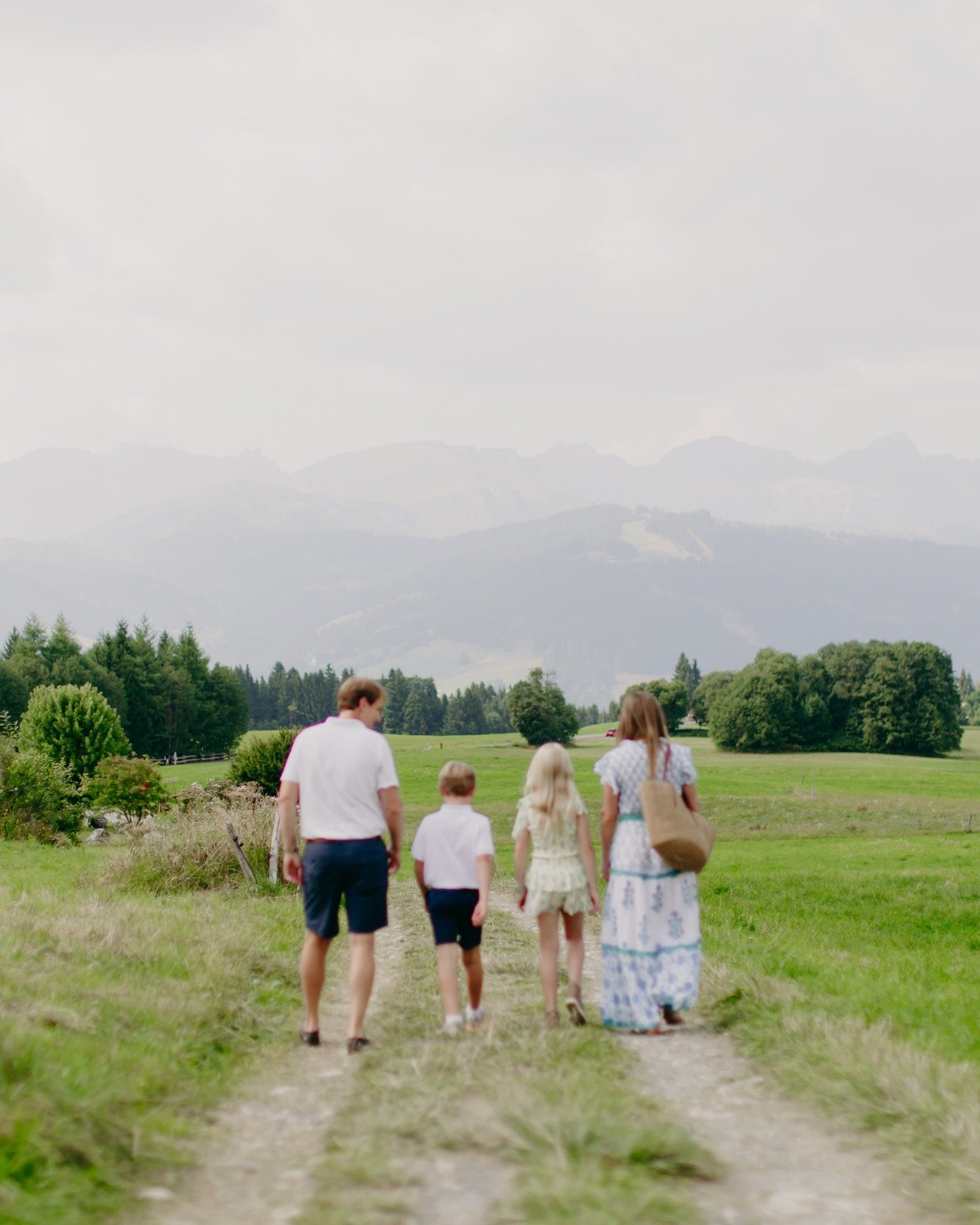 ✨ Retrouver la montagne en famille ✨ 

Quelques images de la fin de l&rsquo;&eacute;t&eacute;, l&agrave;-haut entre rires, c&acirc;lins et vent dans les cheveux.  Ce sont ces moments simples qui deviennent de vrais tr&eacute;sors une fois en photo.

