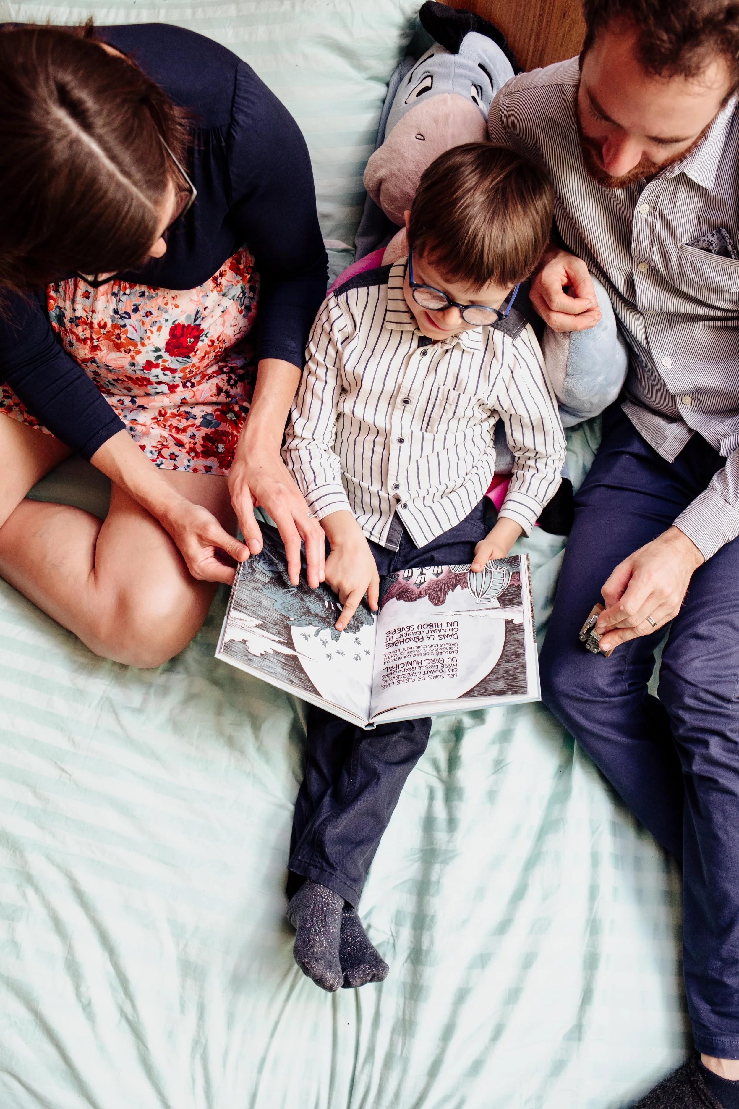 Famille à Geneve en train de lire