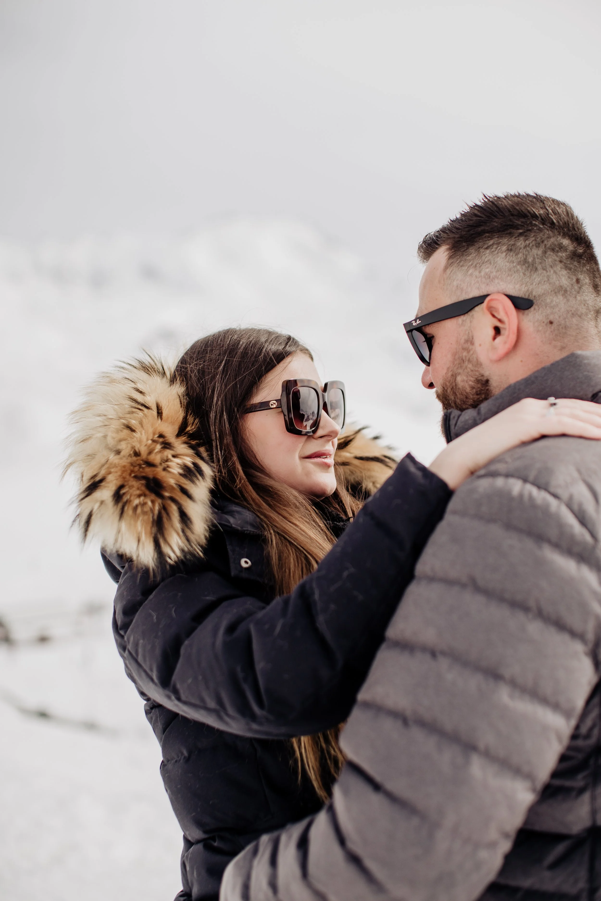 Couple dans les montagnes