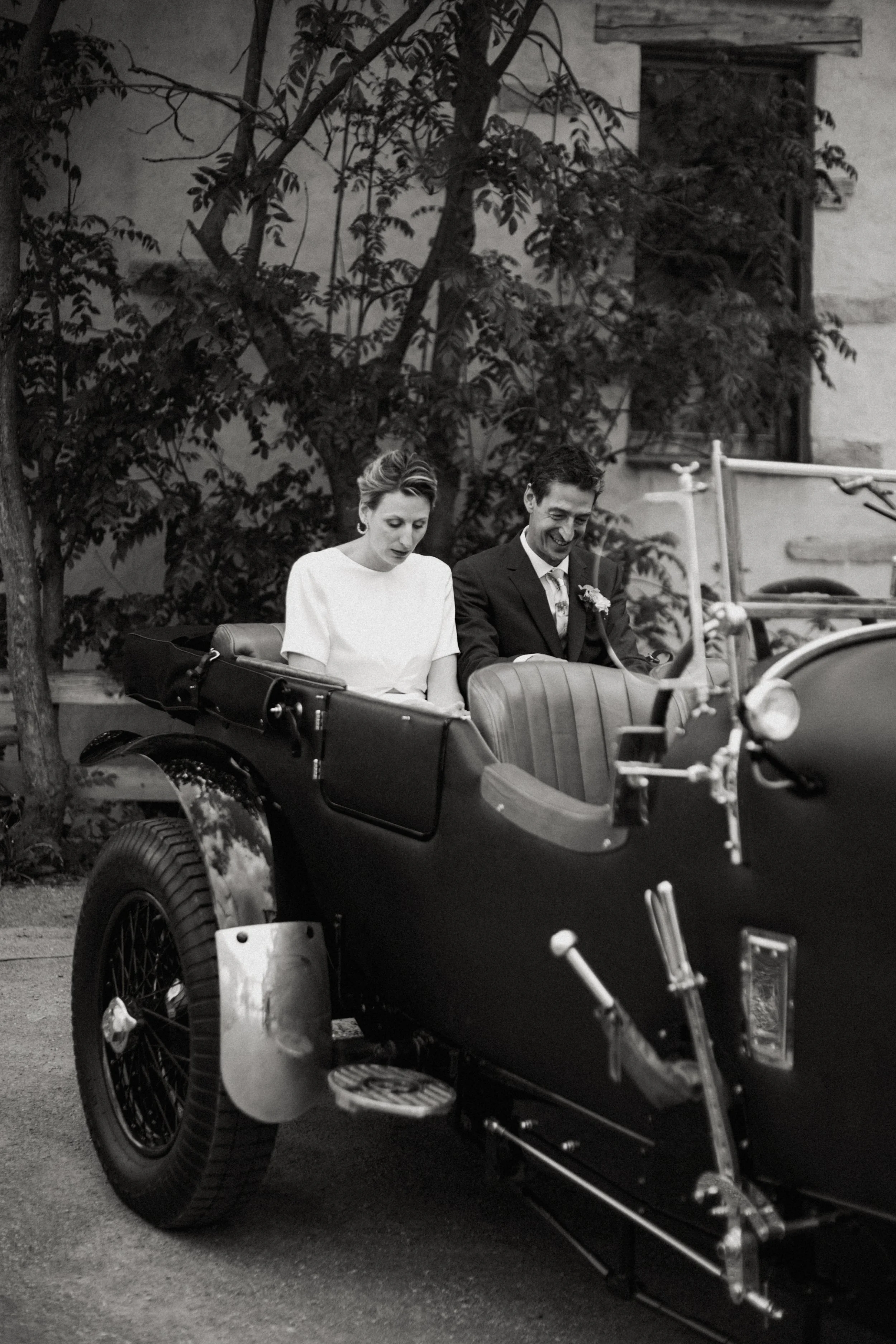 Couple mariage en voiture