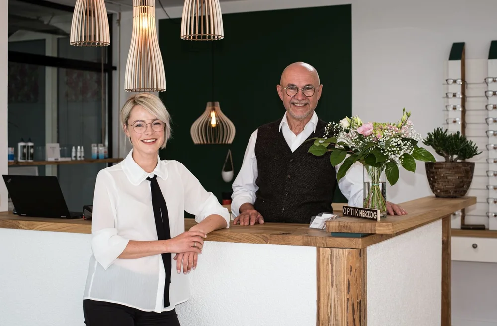 Diana Hartl und Thomas Herzog am Tresen von Optik Herzog in Straubing