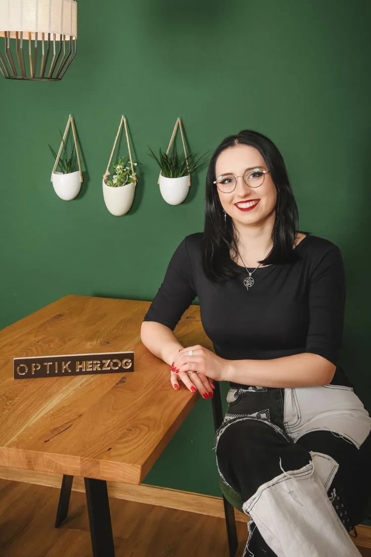 Hanna Brauer, Auszubildende Augenoptikerin bei Optik Herzog in Straubing