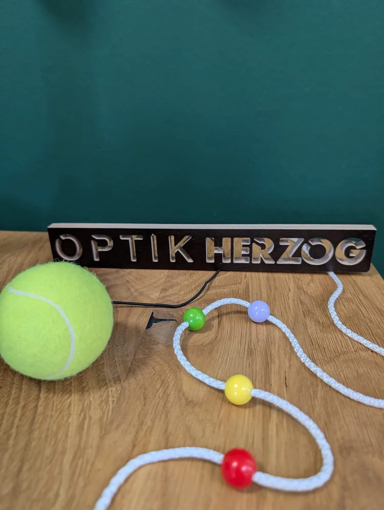 Brock-Schnur mit Kugeln und Tennisball für das Visualtraining