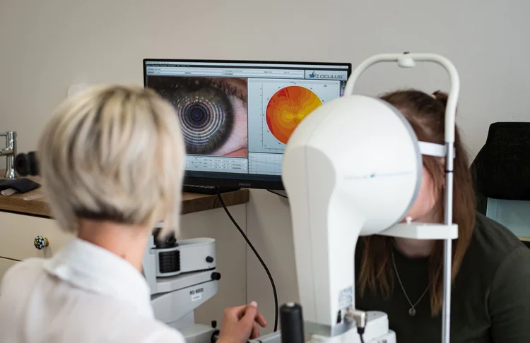 Vermessung des Auges mit einem Gerät und Computer bei Optik Herzog.